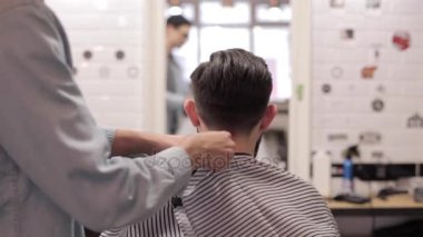 İstemci sakallı salon cape alarak ve bir Talk kullanarak berber