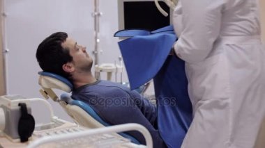 Diş hekimi hasta x-ışını yordamı için hazır olun