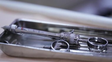 Onun hasta anestezi için bir şırınga alarak diş hekimi.