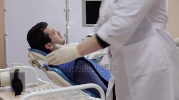 Dentista faz raios-X dentes para o paciente — Vídeo de Stock