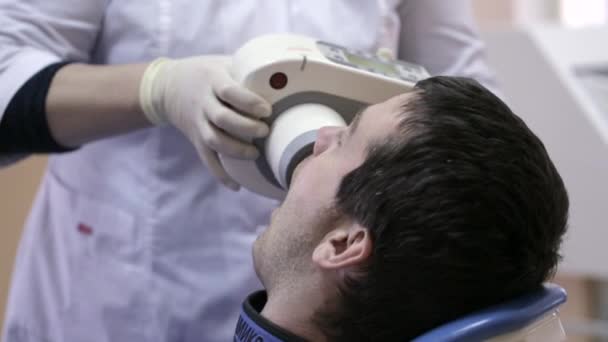 Zahnarzt macht Zähne röntgen zum Patienten — Stockvideo