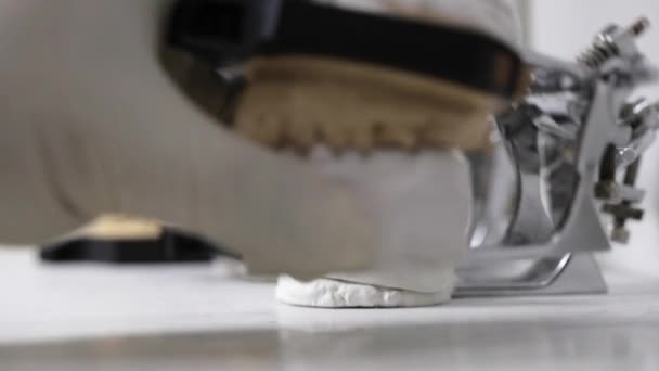 Ceramet implant schepsel proces in laboratorium. — Stockvideo