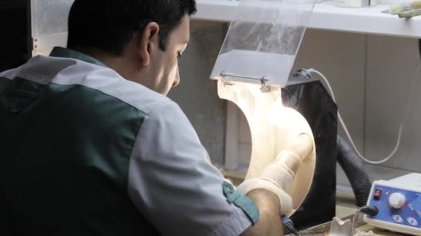 Ceramet implant schepsel proces in laboratorium. — Stockvideo