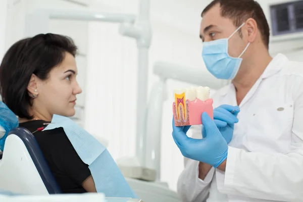 Dentysta, rozmowy z pacjentem. Dentysta, trzyma w ręku — Zdjęcie stockowe