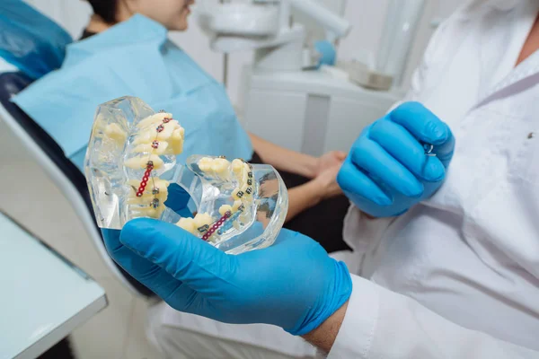 Dentysta z pacjentem. Przedstawiający model zębów dentysta. — Zdjęcie stockowe