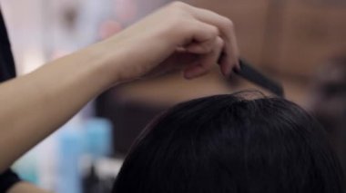 Orta yaş kadın müşterisi penye Kuaför.