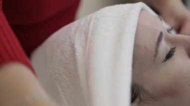 Havlu ile kuaförlük salonda istemcileri saç kurutma Kuaför