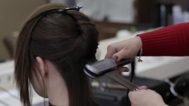 Orta yaş kadın müşterisi parlatma bir saç makyaj Kuaför.