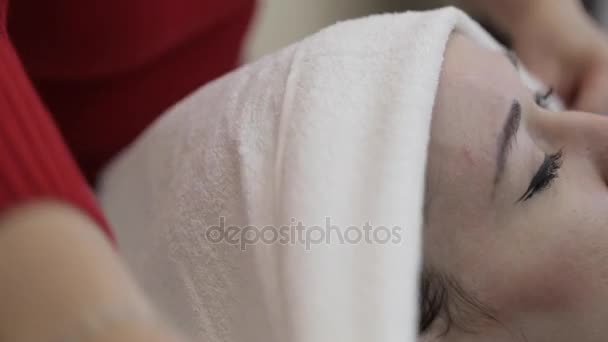 Парикмахерская сушка с полотенцем волосы клиентов в парикмахерской — стоковое видео
