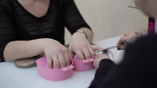 Жінка отримує манікюр в нігтьовому салоні — стокове відео