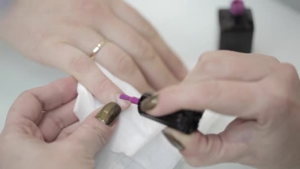 La procédure de peinture des ongles dans le salon baeuty . — Video