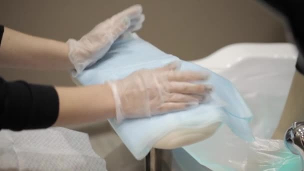 Chica en un salón de belleza haciendo una pedicura — Vídeo de stock