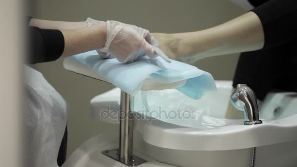 Chica en un salón de belleza haciendo una pedicura — Vídeos de Stock