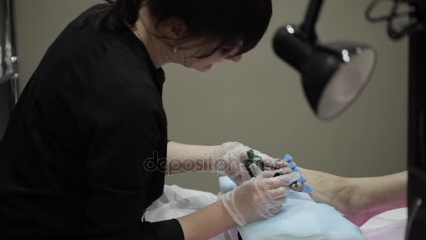 Specialista pro kosmetický salon použití polské nehty — Stock video