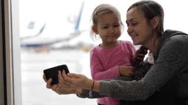 Havaalanında bir selfie alarak küçük kızı annesiyle.