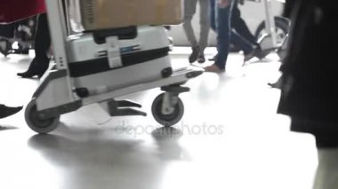 Havaalanında yürüyüş bastırdıkları grubu