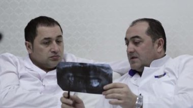 X-ışını ile konuşurken iki doktor Close-Up yazdırır