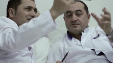 X-ışını ile konuşurken iki doktor Close-Up yazdırır