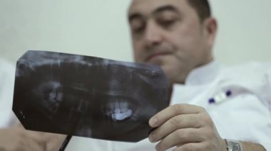 X-ışını ile konuşurken iki doktor Close-Up yazdırır