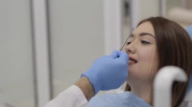 Doktor bir dişçi ofisinde Close-Up hasta prosedürü için hazırlanıyor.