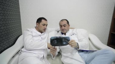 İki diş hekimleri x-ray parmak ile bir tartışma var