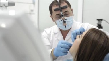 Diş hekimi yordam bulunur. Beutyful genç kadın modern bir diş kliniği ziyaret.