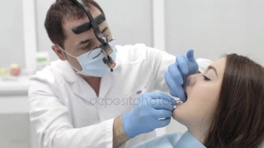 Diş hekimi yordam bulunur. Beutyful genç kadın modern bir diş kliniği ziyaret.