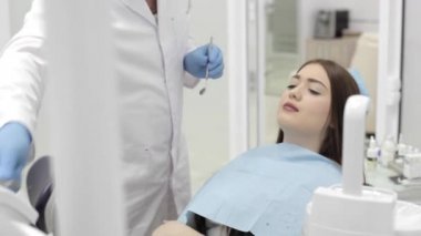 Diş hekimi bir matkap almak ve yordamı hasta ile başlar.