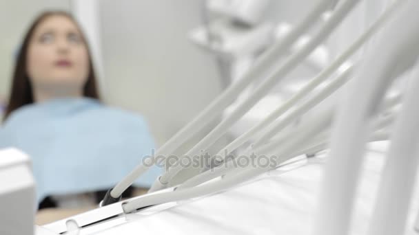 Zahnarzt nimmt eine Bohrmaschine und beginnt den Eingriff mit dem Patienten. — Stockvideo