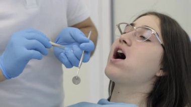 Doktor ve hemşire hasta diş prosedür için hazırlamak