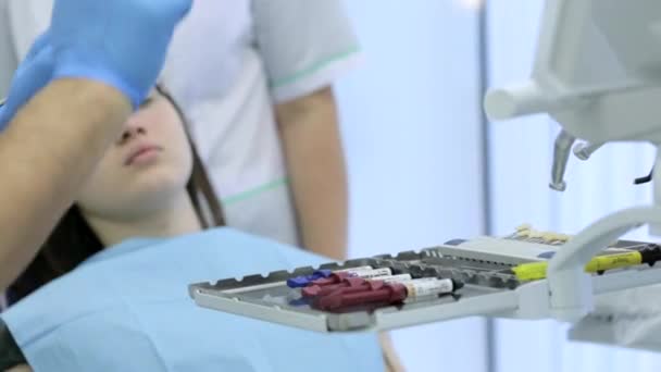 Medico e infermiere preparano strumenti medici professionali per la procedura dentale — Video Stock