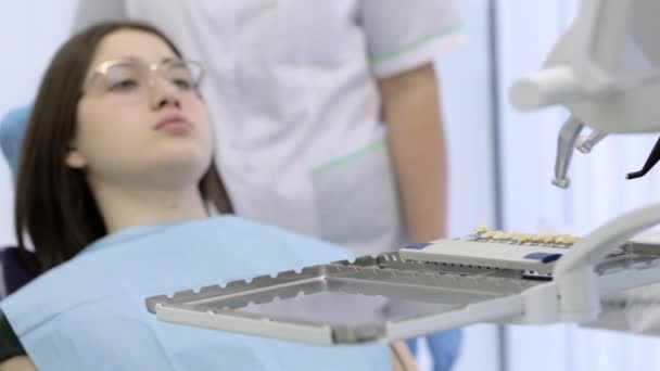 Врач и медсестра готовят профессиональные медицинские инструменты для стоматологической процедуры — стоковое видео