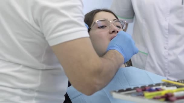 Médico y enfermera preparan al paciente para procedimiento dental — Vídeos de Stock