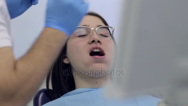 Γιατρός ελέγχου και επιλέξτε το χρώμα του ο νέος θηλυκός ασθενής δόντια. — Αρχείο Βίντεο