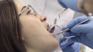 Diş hekimi ve modern kliniğinde genç bayan hasta yordamı yapma hemşire