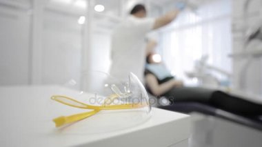 Doktor ve hemşire hasta bir diş prosedür için hazırlamak.