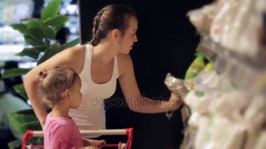 Anne ve küçük kızı süpermarket bir artış seçerek genç ailesi.