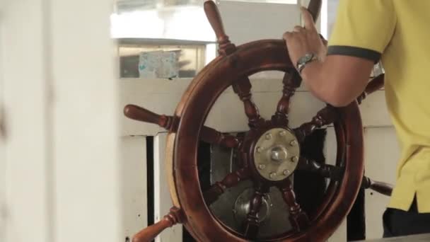 Közeli kép a kezét a hajó kormánylapát — Stock videók