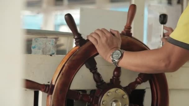 船の舵に手のクローズ アップ — ストック動画