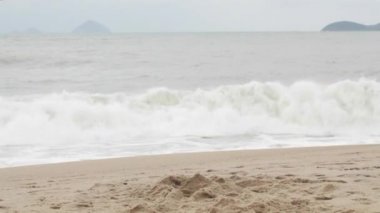 Küçük kızı kötü havada deniz boyunca yürüyüş ile anne