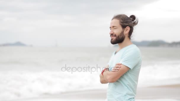 Hommes debout sur la plage par mauvais temps et regardant la mer . — Video