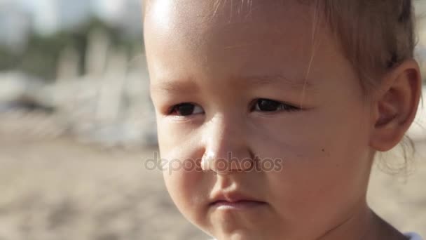 Close-up πορτρέτο της το μικρό χαριτωμένο κορίτσι κοιτάζοντας την κάμερα με αστεία συναισθήματα — Αρχείο Βίντεο