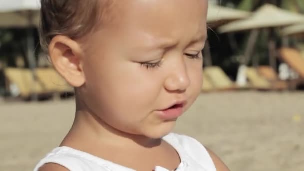 Nahaufnahme Porträt eines kleinen süßen Mädchens mit lustigen Gefühlen — Stockvideo