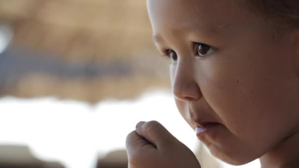 Lclose-向上的可爱的小宝贝女孩坐在秋千上，吃红西瓜. — 图库视频影像