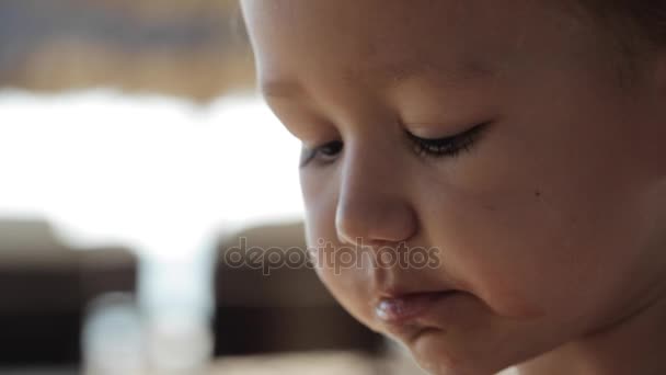 Lclose-up van lttle schattige baby meisje zit op de schommel en eten van rode watermeloen. — Stockvideo