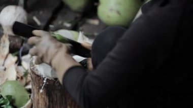 Sokak satıcı Hindistan cevizi ile büyük bir bıçak açma.