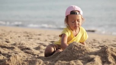 kumlu sahilde oynarken sevimli bebeğim.