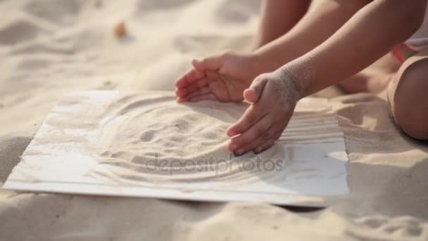 Liten charmig flicka leker med sand utan leksaker — Stockvideo
