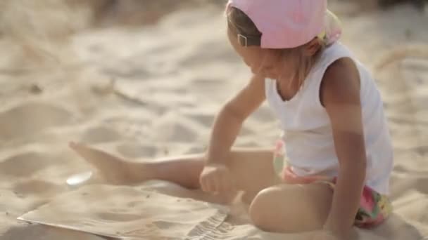 Kleines charmantes Mädchen, das ohne Spielzeug mit Sand spielt — Stockvideo