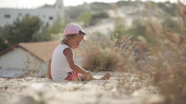 Pequena menina encantadora brincando com areia sem brinquedos — Vídeo de Stock